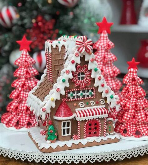 Creative Gingerbread House Ideas, Creative Gingerbread House, Homemade Gingerbread House, Gingerbread House Parties, Gingerbread House Designs, Gingerbread House Cookies, Gingerbread House Ideas, Gingerbread Crafts, Gingerbread Village