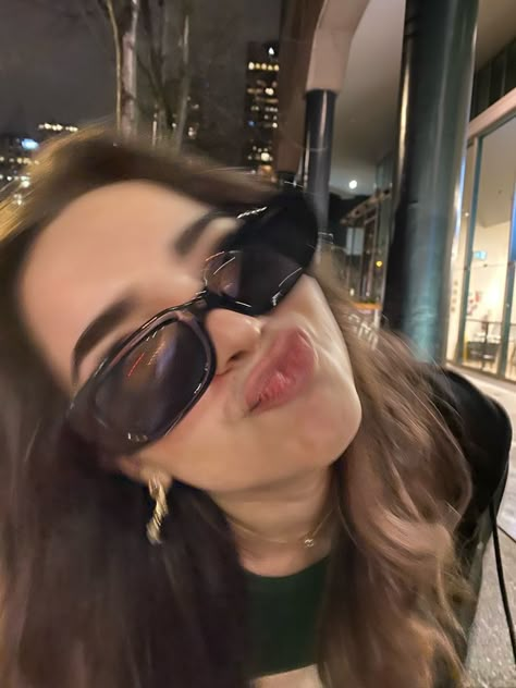 Brunette Aesthetic, Lynn Painter, Downtown Girl Aesthetic, Girl With Sunglasses, + Core + Aesthetic, Foto Ideas Instagram, Brunette Girl, Downtown Girl, Night Aesthetic