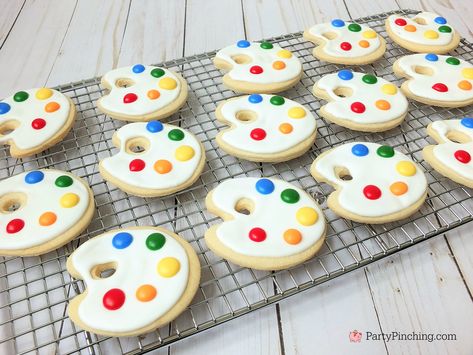 art cookies, art palette cookies, cute treats and food for art theme party, art party ideas, paint cookies Art Themed Treats, Art Palette Cookies, Paint Palette Cookies, Paint Pallet Cookies, Paint Party Food Ideas For Adults, Art Palette Cake, Art Party Cookies, Artist Cookies, Art Theme Party