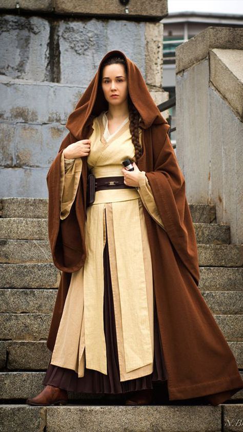 Do you live and breathe Star Wars and wish to embrace it 24/7? Here are some ideas to recreate your favorite character's outfits in a wearable and fashionable way. #starwars #costumes Jedi Robes, Female Jedi, Disfraz Star Wars, Star Wars Outfit, Star Wars Clothes, Jedi Outfit, Jedi Robe, John Bennett, Jedi Cosplay