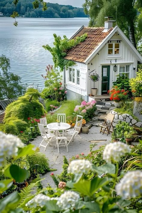 Junk Chic Cottage, Tiny Cottage, Dream Cottage, Lake Cottage, Cabins And Cottages, Dream House Exterior, Alam Yang Indah, Pretty House, Beach Cottages