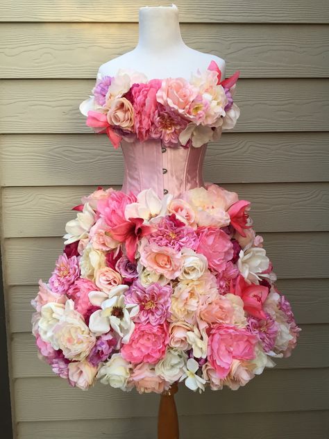 Adult fairy costume. Flower fairy queen costume. Fairy Queen Costume, Flower Costume Diy, Karneval Diy, Spring Costume, Adult Fairy Costume, Mannequin Legs, Body Forms, Flower Costume, Recycled Dress