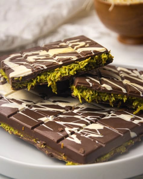 Crunchy, creamy, and chocolatel-y. These will be the best homemade pistachio chocolate bars you'll ever taste! • Get the recipe in the link in my bio :) >> • #viraldesserts #pistachiolovers #pistachio #pistachiochocolate #dubaichocolate #dessertrecipes #homemadechocolatebars #dessertblogger #sweets4dayz #dessertporn Chocolate Dessert Bar, Homemade Candy Bars, Dubai Chocolate, Chocolate Bar Recipe, Pistachio Chocolate, Homemade Chocolate Bars, Candy Creations, Chocolate Bar Molds, Pistachio Cream