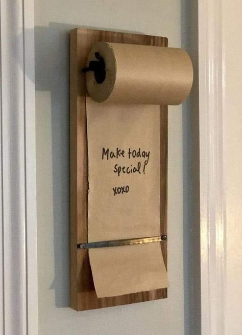 Paper Roll Grocery List Diy, Useful Wooden Gifts, Brown Paper Roll On Wall, Wood Diy Christmas Gifts, Useful Home Decor, Small Wooden Gift Ideas, Paper Roll On Wall, Wooden Products Ideas, Wooden Gift Ideas