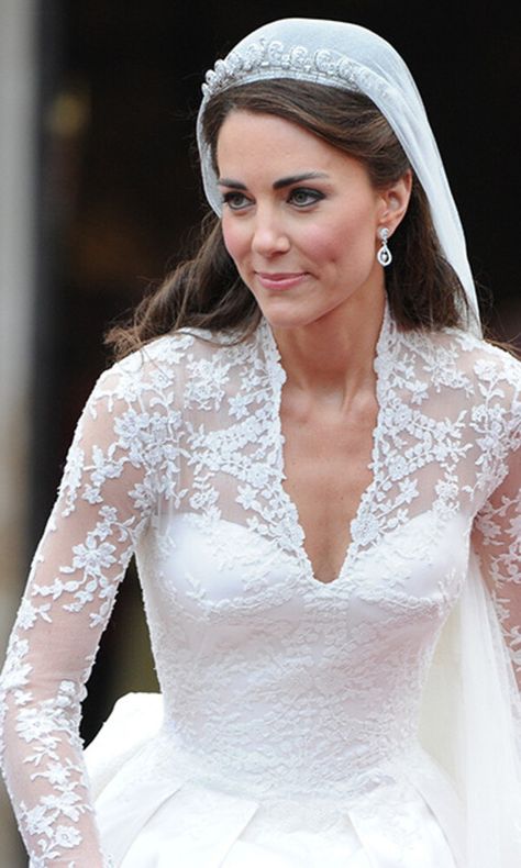 Kate Middleton's wedding dress from every angle – all the photos - Photo 3 Alexander Mcqueen Wedding Dresses, Kate Middleton Wedding Dress, Country Style Wedding Dresses, Princesa Elizabeth, Düşes Kate, Middleton Wedding, Kate Middleton Wedding, Kate Middleton Outfits, White Lace Wedding Dress