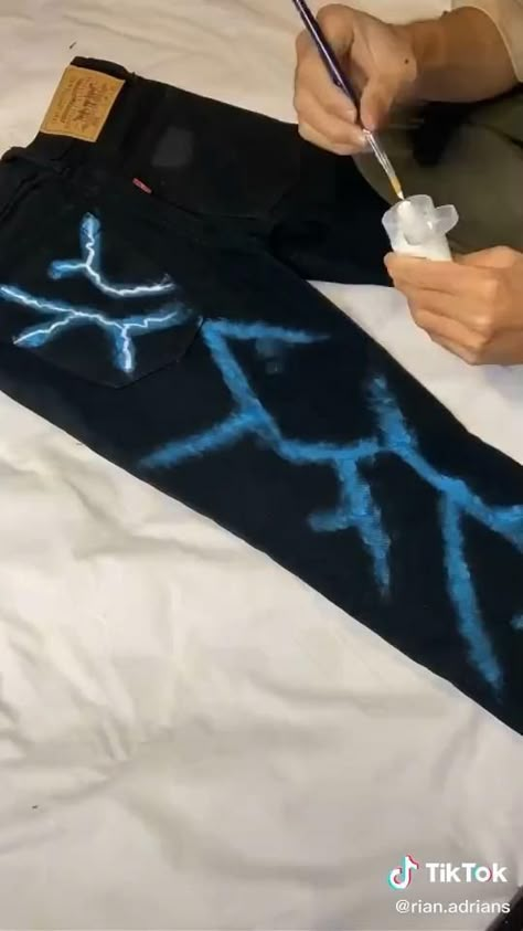 Lightning Jeans Tutorial, Art On Pants Ideas, Diy Custom Jeans Ideas, Jean Custom Ideas, Jeans Painting Ideas Aesthetic, Pant Painting Ideas, Painting Pants Diy, Custom Clothes Streetwear, Ideas Para Pintar Pantalones