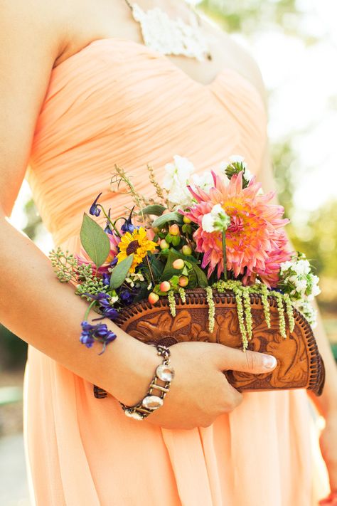 The bride "scoured Etsy for months to  find the perfect vintage, leather-tooled purses to use as her maid's bouquets!" Photography by shannennorman.com (another shot here: http://stylemepretty.com/gallery/picture/553341) Picture Wedding Centerpieces, Bridesmaid Bouquet Alternatives, Alternative Bridesmaid, Unique Wedding Bouquet, Bouquet Photography, Unique Bridesmaid, Leather Backpacks, Cute Wedding Dress, Backpacking Tips