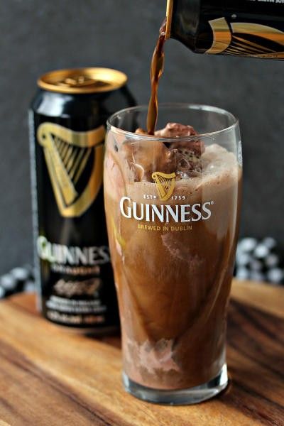 Chocolate Guinness Float Image Food Cravings Dinner, Mint Treats, Traditional Irish Recipes, Chocolate Extract, Guinness Chocolate, Irish Drinks, Float Recipes, Beer Photography, St Patrick's Day Recipes