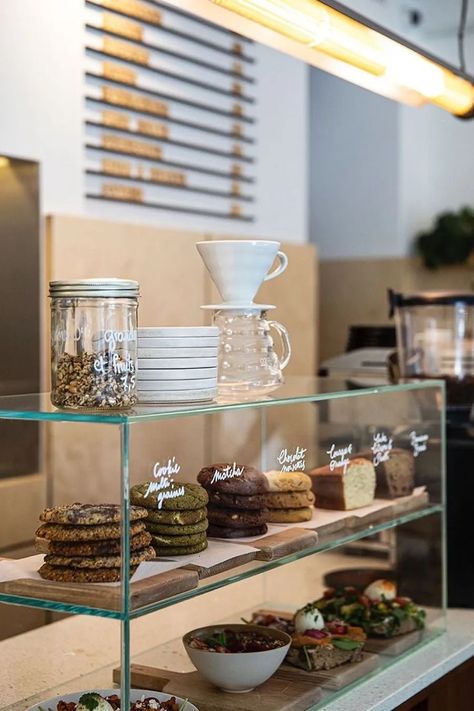 Cafe Display, Bakery Shop Design, Bakery Interior, Paris Vogue, Bakery Design Interior, Small Coffee Shop, Bakery Decor, Coffee Shop Interior Design, Cozy Coffee Shop