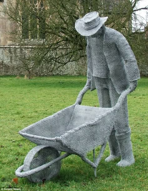 made with chicken wire Sculptures Sur Fil, Chicken Wire Sculpture, Chicken Wire Art, Chicken Wire Crafts, Cement Art, Garden Deco, Concrete Art, Garden Art Sculptures Diy, Garden Artwork