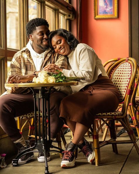 How beautiful are these engagement photos ….🤩 An enchanting engagement session with Mr. & Mrs. Hood! 🍁 The cozy coffee shop setting perfectly captured the essence of fall. 💛🥰 Did you know that engagement sessions in unique locations, like coffee shops, can add a personal touch to your photos and make them more memorable? It’s all about finding a spot that reflects your love story! 📸 Photography By: @neshaszdazphotography Couple: @heykeisharose @hoodmusikbeats Credit : @neshaszdazphotogr... Fall Engagement Photos Black Couple, Coffee Shop Couple Photoshoot, Couple Coffee, Cozy Coffee Shop, Cozy Coffee, Engagement Photos Fall, Engagement Inspiration, Fall Engagement, Engagement Sessions