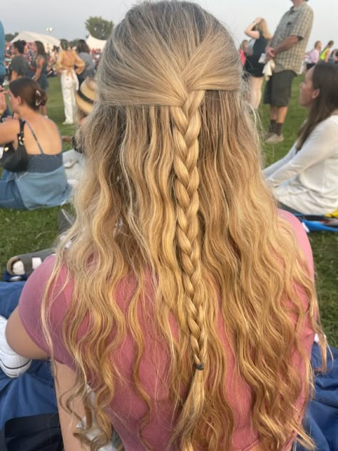 How To Do Mamma Mia Hair, Wavy Hair With Plaits, Sophie Mamma Mia Hair, Mamma Mia Aesthetic Hairstyles, Mamma Mia Hair Tutorial, Half Braid Half Down, Braided Half Up Half Down Hairstyles, Mamma Mia Hairstyles Tutorial, Mama Mia Hairstyles