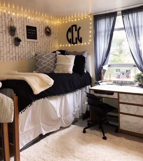 Black Comforter Dorm Room, Dorm Ideas Black Women, Dorm Room Dark Aesthetic, Marble Dorm Room Ideas, College Dorm Room Ideas Black And White, Black College Dorm Room Ideas, Black Dorm Decor, Dorm Aesthetic Dark, Dorm Room Ideas Black And White