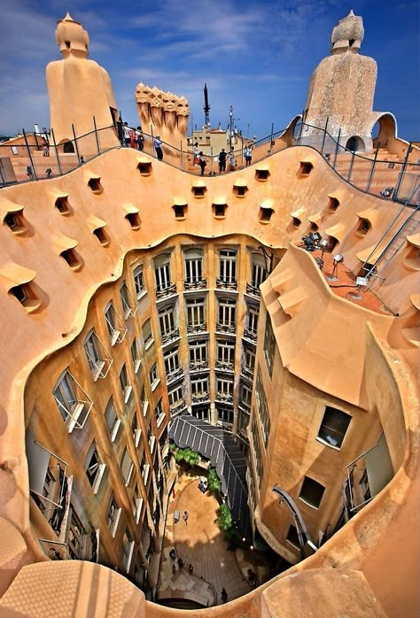 Barcelona Spain Architecture, Antonio Gaudi Architecture, Barcelona Buildings, Casa Mila Barcelona, Famous Architecture Buildings, Art Nouveau Arquitectura, Casa Mila, Luxury Lighting Design, Gaudi Architecture