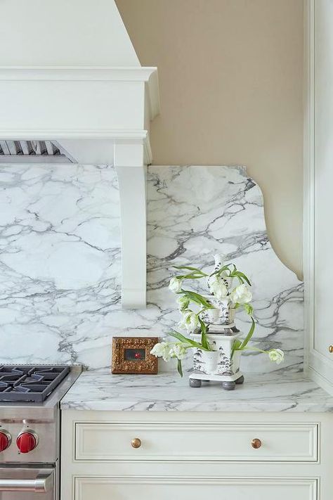 Traditional kitchen backsplash