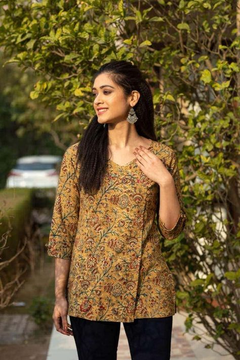 Kalamkari Tunic Tops, Ikkat Short Kurti Designs, Kalamkari Tops For Jeans, Kalamkari Short Kurti, V Neck Short Kurti, Jeans Kurti Style Tunic Tops, Short Kurtis For Jeans Cotton, Kurti Tops For Jeans, Short Tops For Jeans