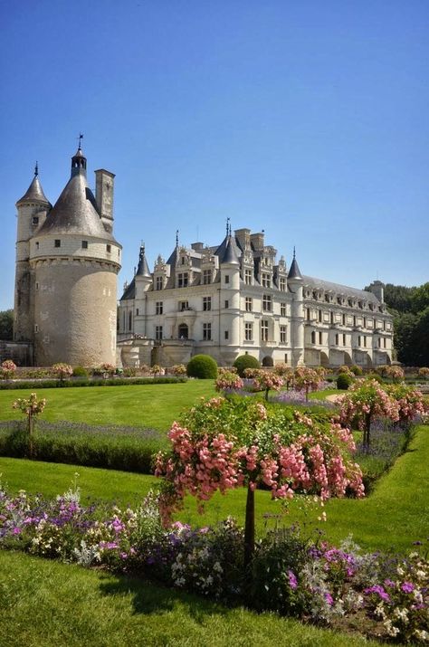 Old Castle, Famous Gardens, Castle Mansion, French Castles, Chateau France, Loire Valley, Beautiful Castles, Stately Home, Beautiful Buildings