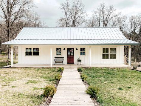 Barndominium Exterior Porch, Off Grid Dwell, 1200 Sq Ft House Interior Design, 40x 30 House Plans, Simple Barndominium Plans, Scandinavian Long House Plans, Small Farmhouse Barndominium, Black Tin Roof Farmhouse, 1300 Sq Ft Barndominium