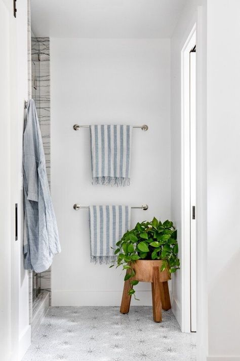 bathroom with towel bars stacked Towel Bar Placement, Bathroom Towel Bar Ideas, Towel Bars In Bathroom Ideas, Towel Bars In Bathroom, Bathroom Towel Hanging Ideas, Interior Design Boutique, Guest Bathroom Towels, Hang Towels In Bathroom, Bathroom Towel Decor