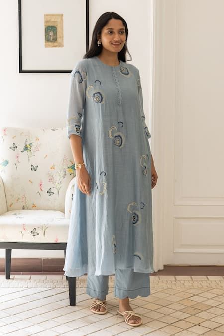 A Line Kurti Designs, Floral Thread Embroidery, Kurta And Pants, Basic Dress Pattern, A Line Kurti, India Dress, Kurti Embroidery Design, Cotton Kurti Designs, A Line Kurta