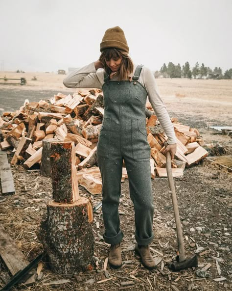 Homestead Aesthetic, Farmer Fashion, Homestead Style, Farmer Outfit, Farm Fashion, Farmer Girl, Female Farmer, Farm Clothes, Farmer Wife