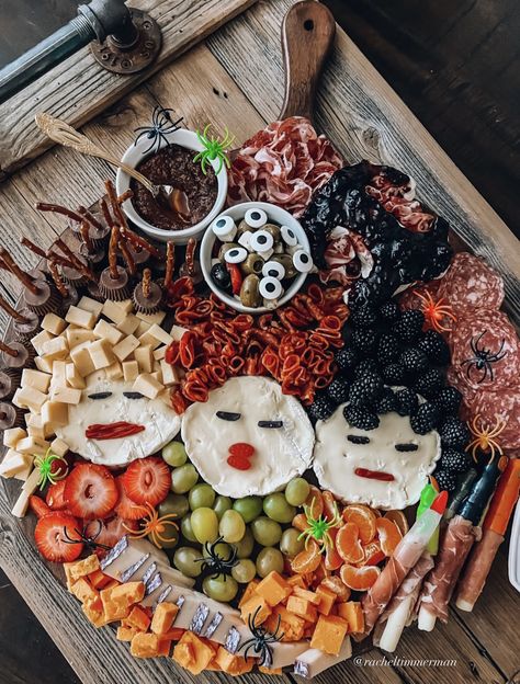 Hocus Pocus Meat And Cheese Board, Hocus Picks Charcuterie, Witch Snack Board, Charcuterie Board Ideas Movie Night, Halloween Movie Snack Board, Witches Charcuterie Board, Hocus Pocus Bday Party, Halloween Snacks Board, Sanderson Charcuterie Board