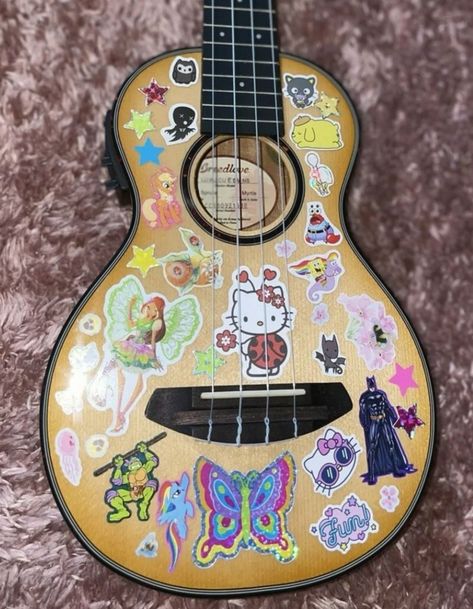 Decorated Guitars Stickers, Guitar With Stickers Aesthetic, Decorated Ukulele, Decorated Guitar, Ukulele Stickers, Guitar Decorations, Guitar Decor, Ukulele Design, Guitar Designs