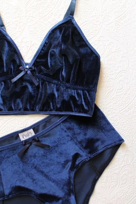 Velvet Lingerie, Lingerie Inspiration, Pretty Lingerie, Beautiful Lingerie, Mode Inspiration, Looks Style, Blue Velvet, Men's Accessories, Look Fashion