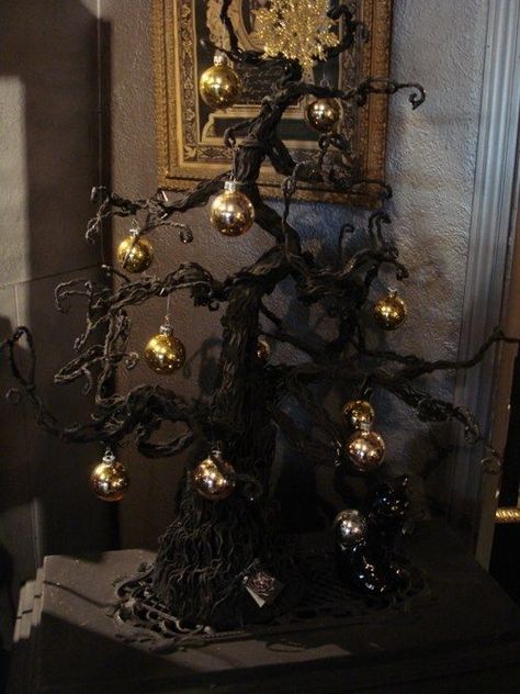 Gothic black Christmas tree with gold ornaments for a spooky holiday Goth Xmas, Black Christmas Tree Decorations, Black And Gold Christmas, Scary Christmas, Image Halloween, Creepy Christmas, Dark Christmas, Black Christmas Trees, Halloween Trees