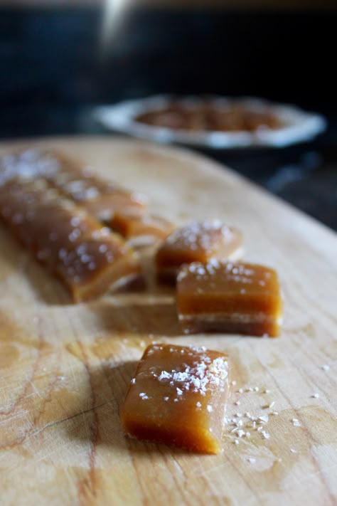 Soft Caramels Recipe, Homemade Caramel Candy, Caramels Recipe, Soft Caramels, Microwave Caramels, Caramel Candies, Sea Salt Caramels, Bourbon Caramels, Caramel Recipe