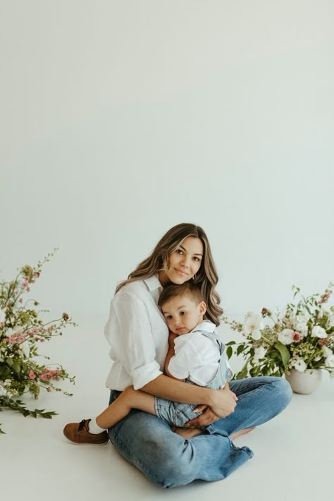 Mommy Son Pictures, Mom And Me Photos, Mommy Daughter Photoshoot, Mother Son Photos, Son Photo Ideas, Family Photo Studio, Motherhood Photos, Mother Baby Photography, Boho Mother