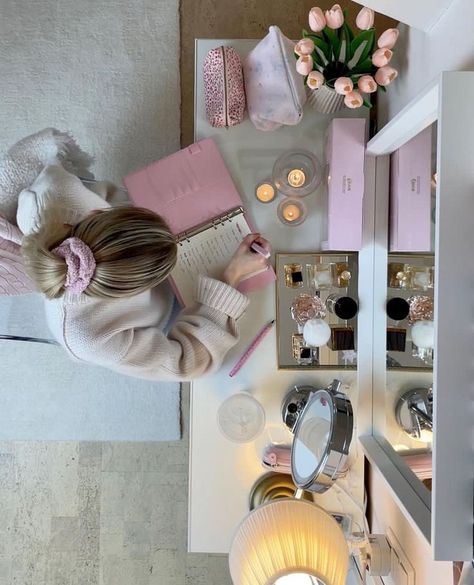 Aesthetic School Lifestyle, Pretty Desk Aesthetic, Coquette Lifestyle Aesthetic, Pink Study Motivation, Pink Aesthetic Desk, Study Desk Aesthetic, Productive Era, Productive Aesthetic, Studera Motivation