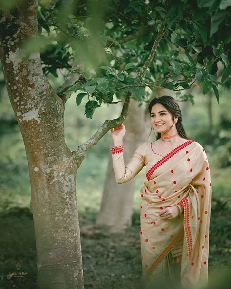 Assamese Blouse Design, Muga Mekhela Chador Assamese, Sador Mekhela Design, Mekhela Chador Blouse Designs, Mekhela Sador Blouse Design, Sador Mekhela Photo Pose, Mekhala Chadar, Assamese Traditional Dress, Bihu Assam