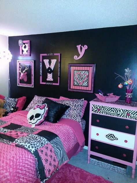 Pink Zebra Room Decor, 2000s Pink Zebra Room, Pink Emo Room Aesthetic, Y2k Black Room, Bratz Aesthetic Room Decor, Room Ideas Mcbling, Y2k Rooms 2000s, Pink Black Room Decor, Mcbling Room 2000s