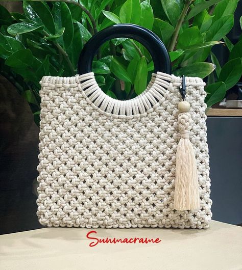 Pin em torby z makramy Macrame Bag Ideas, Casual Macrame Tote Bag, Macrame Bags Tutorial, Makrame Bags Tutorial, Macrame Bag Tutorial How To Make, Macrame Bag Diy Tutorials, Makramee Bag, Macrame Purse Tutorial, Macrame Purse Pattern