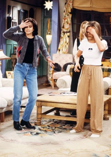 8 Outfits From Friends That You Can Totally Reenact - Society19 UK Estilo Rachel Green, Friends Fits, Rachel Green Outfits, 90’s Outfits, Friends Outfit, Friends Outfits, Friends Style, 90s Inspired Outfits, 90s Outfits