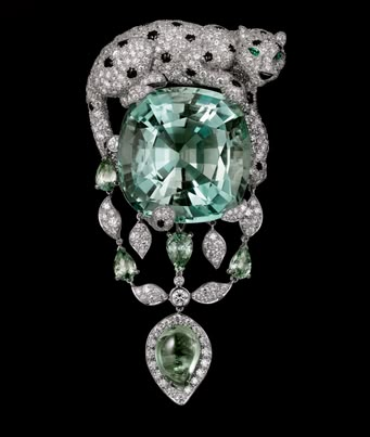 Cartier Étourdissant Collection Panthère de Cartier brooch. Platinum, green beryl, green sapphires, emeralds, onyx, diamonds. Cartier Panther, Panther Jewelry, Bijoux Art Deco, Cartier Panthere, Cartier Jewelry, Diamond Brooch, Gold Jewelry Indian, Green Sapphire, Stunning Jewellery