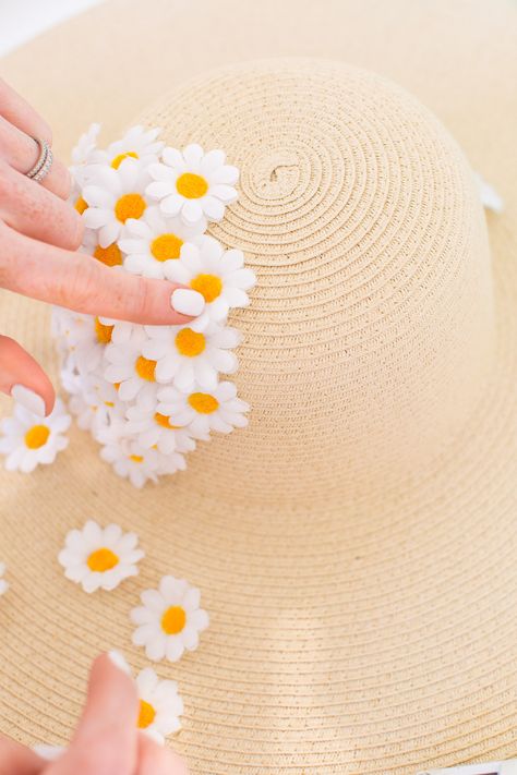 Diy Floppy Hat, Diy Tea Party, Retro Diy, Diy Retro, Spring Hat, Summer Diy Projects, Spring Hats, Painted Hats, Beach Diy