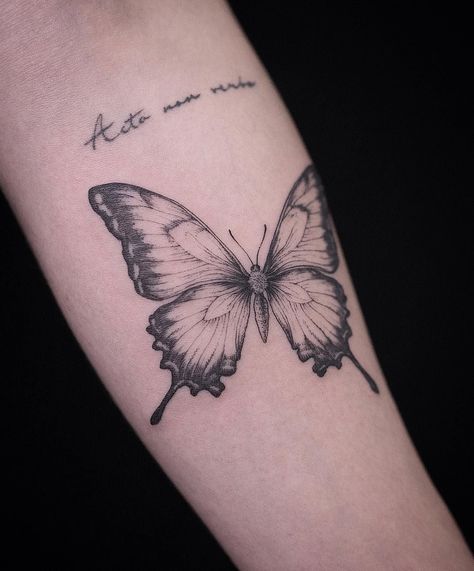 Yintat en Instagram: “Butterfly🙏” - Yintat en Instagram: “Butterfly ... - Yintat en Instagram:“ Butterfly🙏 ”- Yintat en Instagram:“ Butterfly🙏 ”- #auf - Butterfly Tattoo With Words, Tattoo With Words, Heart Tattoo On Finger, Finger Tattoo For Women, Ring Finger Tattoos, Cute Tiny Tattoos, Tattoo Girls, Lip Tattoos, Badass Tattoos