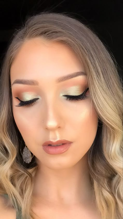 Makeup On Pista Green Dress, Light Green Lehenga Makeup Look, Makeup With Light Green Dress, Mint Green Dress Makeup Ideas, Mint Dress Makeup, Makeup For Mint Green Dress, Sage Makeup Look, Makeup For Sage Green Dress, Mint Green Eyeshadow Looks