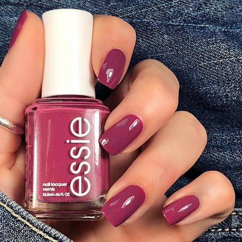 Essie drive in and dine Essie Purple, Cranberry Nails, Raspberry Nails, Mauve Nail Polish, Essie Nails, Berry Nails, Oc Reference, Pink Nail Colors, Mauve Nails