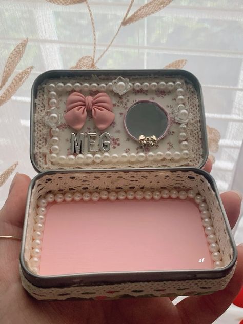 Altered Altoids Tins, Small Altoid Tin Ideas, Altoid Tin Ideas Diy Gift, Altoid Tin Valentine, Decorate Boxes Ideas Gift, Altoid Tin Crafts For Adults, Altoid Tin Ideas Outside, Tin Box Diy, Altoid Tin Shrine