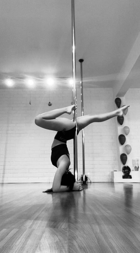 Pole Dance Class Aesthetic, Beginner Pole Photoshoot Poses, Pole Dance Fotos, Pole Dance Aesthetic, Pole Dance Poses, Pole Dance Photography, Pole Poses Photo Shoots, Pole Poses, Pole Fitness Moves