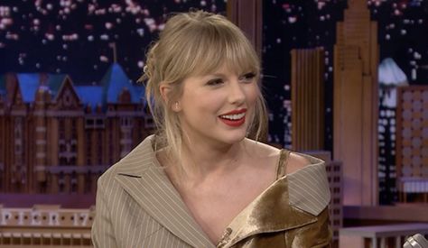 Taylor Swift Talking, Taylor Swift Interview, Song Lover, Fallon Taylor, Taylor Swift Icon, Taylor Guitar, Good Comebacks, The Tonight Show, Show Video