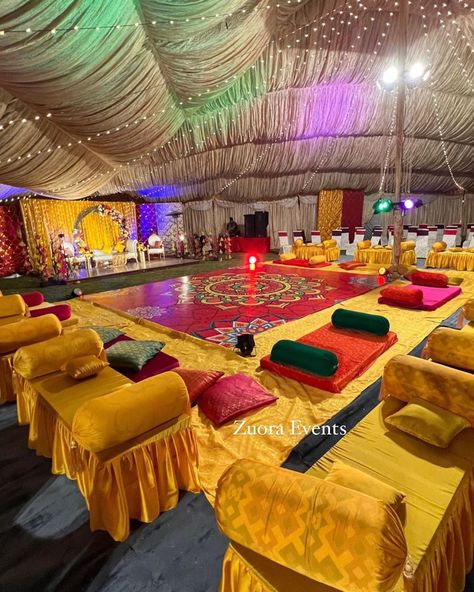 Zuora Events on Instagram: “Dancing the night away at the simple yet elegantly styled mehndi event . . Concept & styling @zuora_events . . DM for orders/ queries or…” Mehndi Venue Decorations, Mayo Decoration Ideas, Sangeet Simple Decoration, Night Haldi Decoration, Mehndi Sangeet Decoration, Henna Event Decor, Mehendi Event Decor, Mehndi Function Decoration Ideas, Mehndi Decor Simple