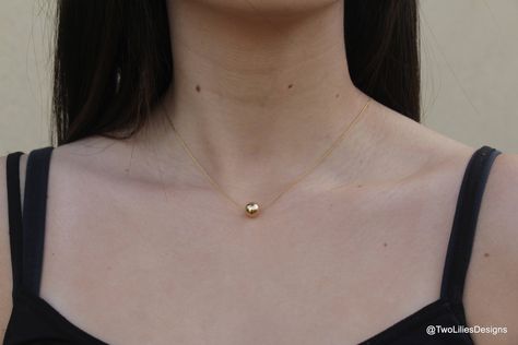 Gold Ball Necklace, Gold Chain Women, Ball Pendant Necklace, Color Knowledge, Necklaces Simple, Women Choker Necklace, Detailed Necklace, Womens Chokers, Choker Jewelry