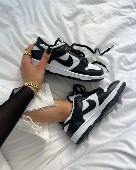 Nike Dunk Low Outfit Woman, Edgy Fall Outfits, Panda Shoes, Minimalist Sneakers, Pretty Shoes Sneakers, Fashion Shoes Heels, Tenis Nike, Cute Nike, Cute Nike Shoes