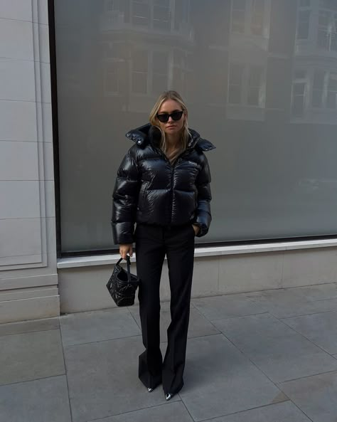 Winter Fashion Puffer Jacket, Puffers Outfits, Classy Winter Jacket, Puffer Jacket 2023, All Black Outfit 2023, Winter Puffer Outfits, Winter Outfits With Puffer Jacket, Puffer Outfits For Women, Black Down Jacket Outfit