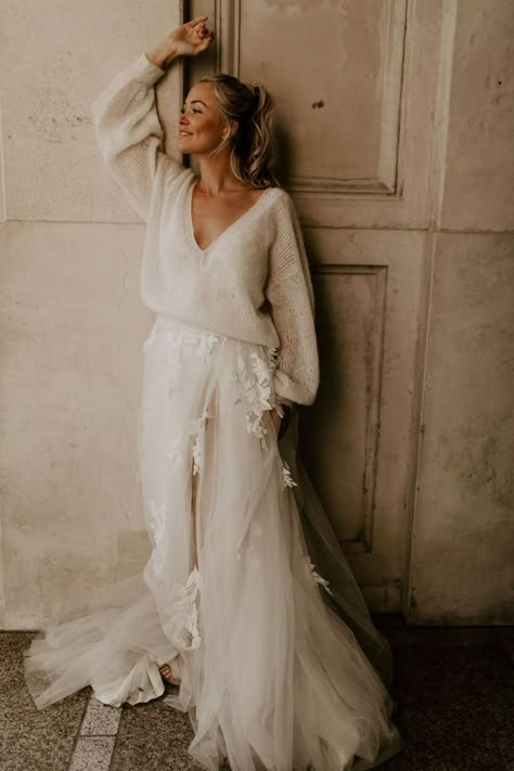 What to wear if you get married in the snow? Between a bridal sweater + skirt or a long sleeve wedding dress, we've got winter wedding looks. Dramatic Wedding Dress, Wedding Sweater, Bridal Sweater, Winter Wedding Outfits, Snow Wedding, Outfit 2020, Bridal Skirts, Winter Bride, Bridal Jacket