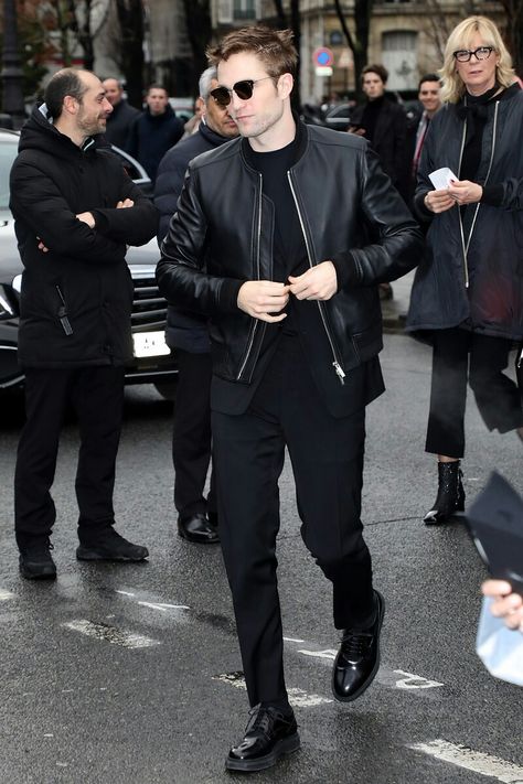 Men Outfit All Black, Paris Street Fashion Men, Paris Men Outfit, Robert Pattinson Outfits, All Black Suit Men, Robert Pattinson Style, All Black Mens Outfit, All Black Outfit Men, All Black Wardrobe